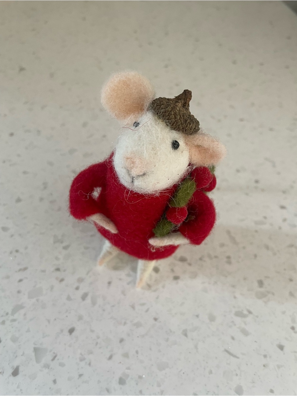 VINTAGE FELTED WOOL FABRIC MOUSE HOLDING WREATH ORNAMENT 4” Acorn Hat
